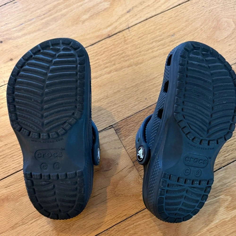 CROCS Kids Black Classic Clog - Picture 2 of 3
